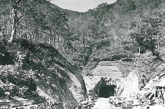 南置賜郡栗子隧道：東口の画像